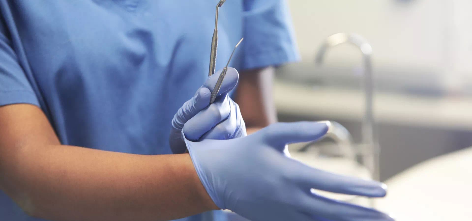 stomatolog zakładający rękawiczki